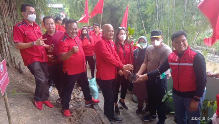 Rangkaian HUT ke 49, PDIP Kota Medan Tanam Pohon di Bantaran Sungai Deli