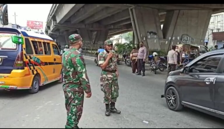 TNI-Polri Cari Warga untuk Divaksin di Bawah Fly Over Amplas