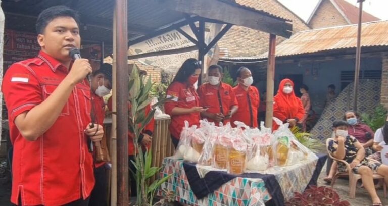 Bantu Pedagang Kecil, Tumpal Napitupulu : Wujud Sikap Menangis dan Tertawa Bersama Rakyat