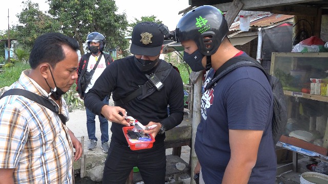 Polrestabes Medan Grebek Kampung Narkoba, 7 Pengguna Ditangkap dan Puluhan Mesin Judi Disita