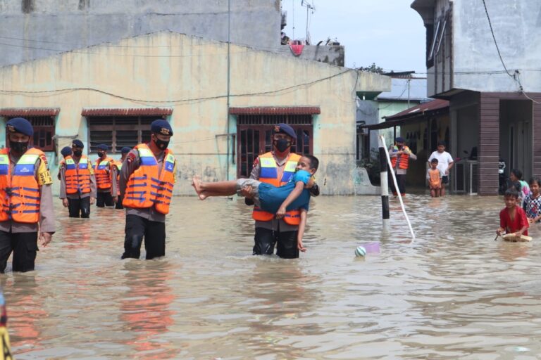 Brimob Polda Sumut Bantu Evakuasi Masyarakat Korban Banjir di Medan Maimun