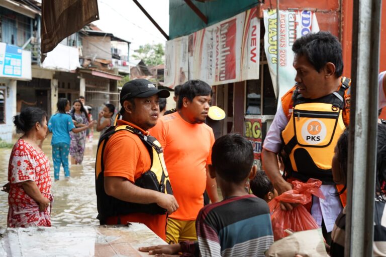 Terjun Langsung ke Lokasi Banjir, Syaiful Ramadhan: Anggaran Besar, PKS Akan Awasi Pelaksanaan Penanggulangan Banjir