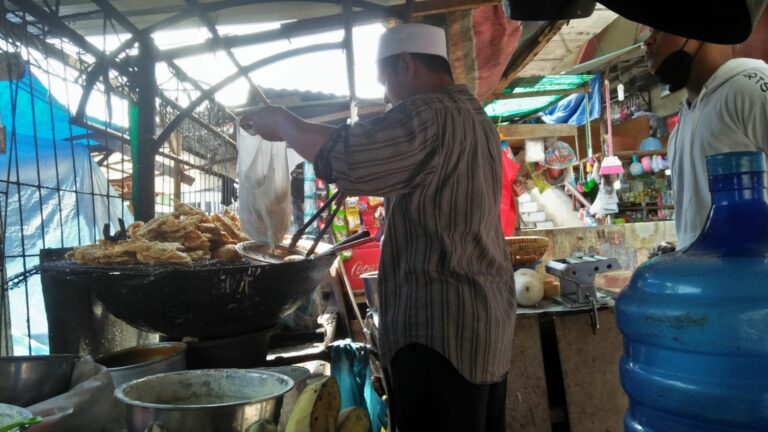 Harga Minyak Goreng Curah Melejit,  Pedagang Gorengan Menjerit