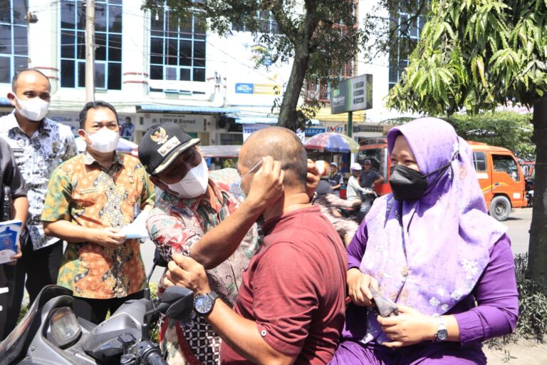 Wali Kota Binjai dan Kapolres Bagikan Masker Pada Masyarakat