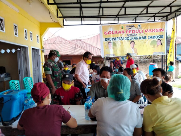 Gerai Vaksin Golkar Samosir, Bagikan Migor dan Edukasi Masyarakat