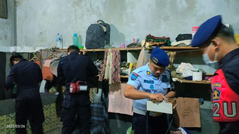 Razia Dadakan, Petugas Lapas Salambue Sita Hp Milik Warga Binaan
