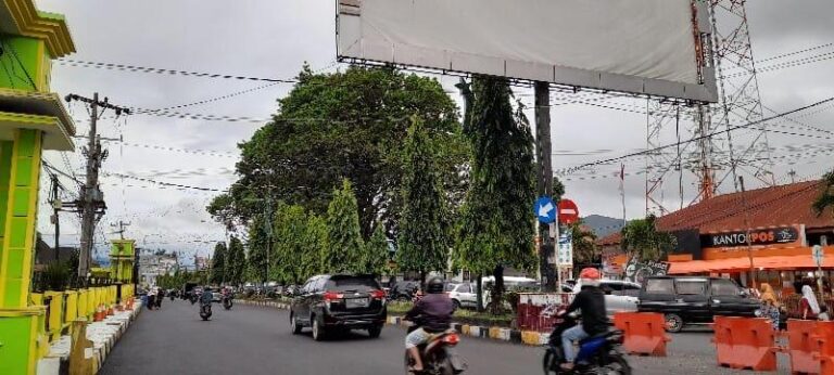 Jalan Nasional Dekat Kantor Wali Kota Padang Sidimpuan, Jadi Lahan Parkir Liar