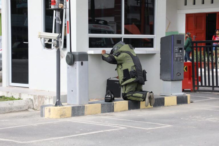 Tim Gegana Brimob Polri Jinakkan Bom di Pelabuhan KM Penyeberangan Ajibata