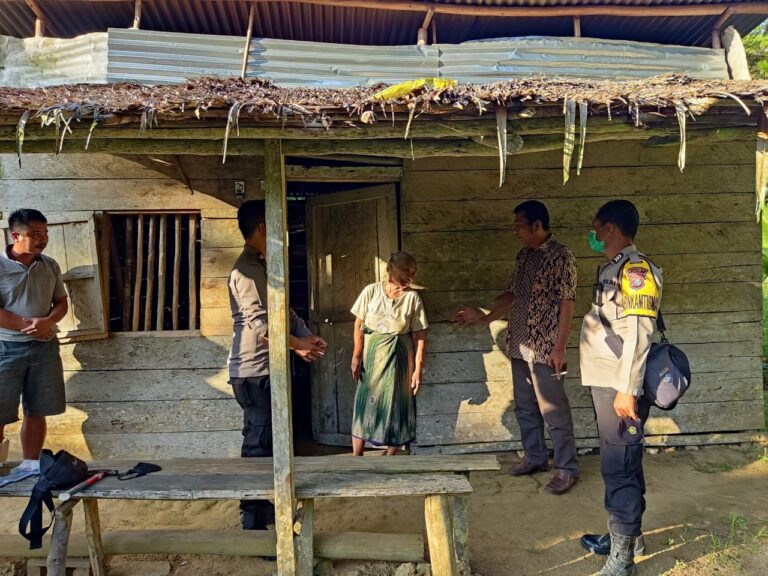 Puluhan Tahun Penerangan Teplok, Kapolsek Lahewa Pasang Listrik Gratis pada Nenek Buruh Kebun