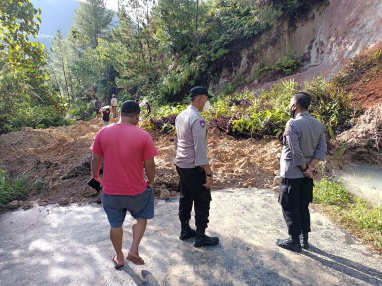 Akibat Hujan Deras, Jalan Lintas Tidak Bisa Dilalui