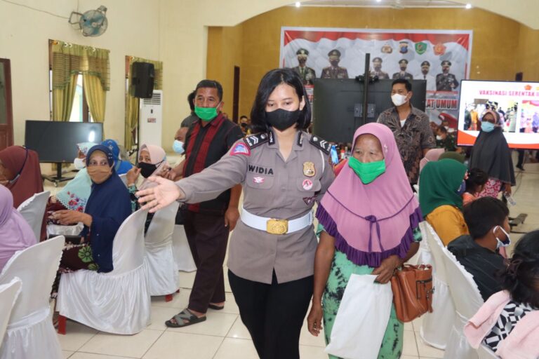 Polwan Cantik di Tapsel Bantu Vaksinasi dengan Senyuman