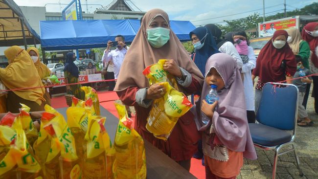 Polisi Segel Gudang Minyak Goreng Merek ‘Wasilah 212’ di Depok