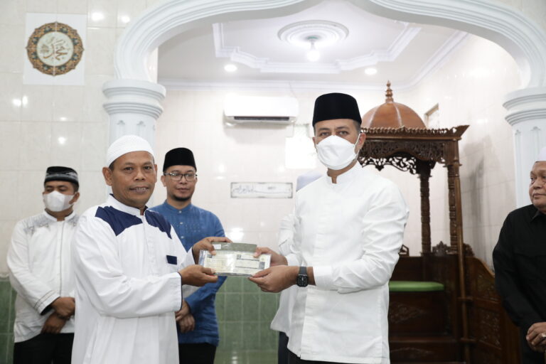 YHA Serahkan 1 Mobil Jenazah ke BKM Al Istiqomah