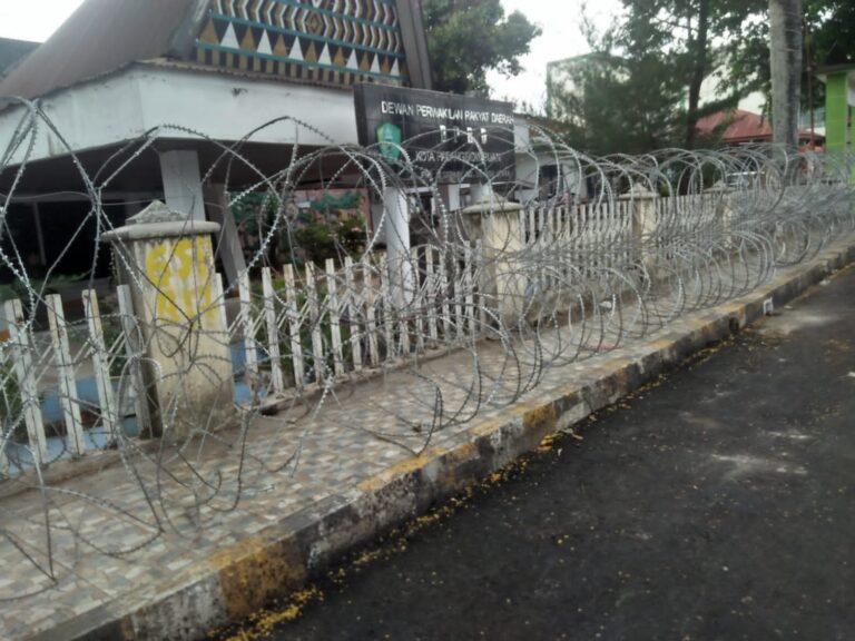 Kawat Pagar Sudah Terpasang, Mahasiswa Siap Aksi Depan DPRD Sidimpuan