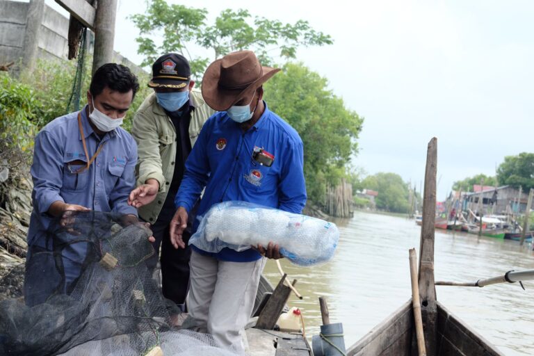 INALUM Bantu Jaring Pancing ke Nelayan di Batu Bara
