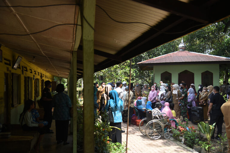 Jelang Idulfitri 1443 H, Nawal Kunjungi Lansia dan Mantan Penderita Kusta