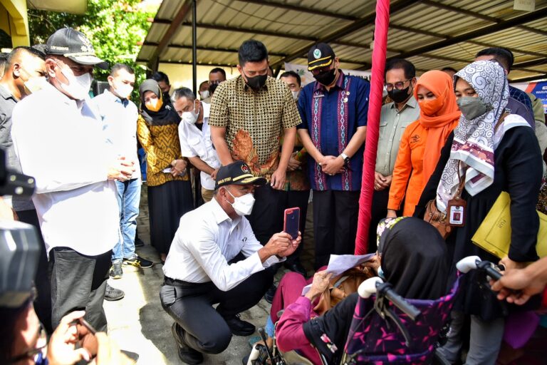 Gubernur Edy Rahmayadi Dampingi Menko PMK Kunjungi Warga Miskin di Belawan