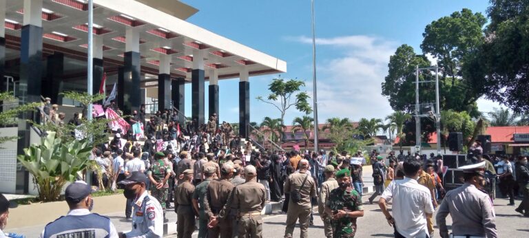 Ratusan Mahasiswa Binjai Demo di DPRD Tolak Presiden 3 Periode