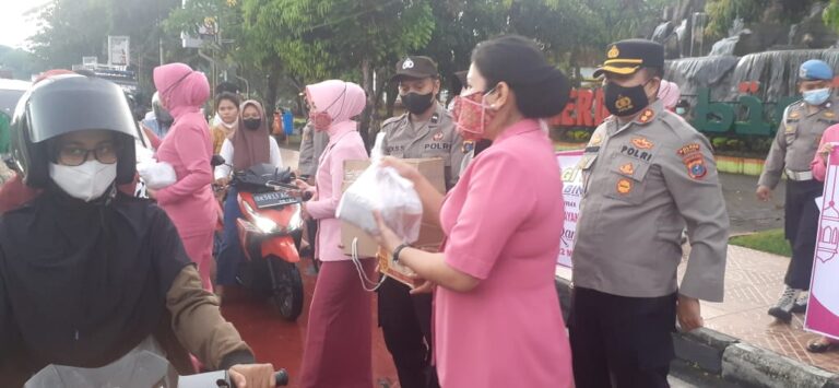 Keluarga Besar Polres Binjai bersama Bhayangkari Berbagi Takjil ke Pengguna Jalan