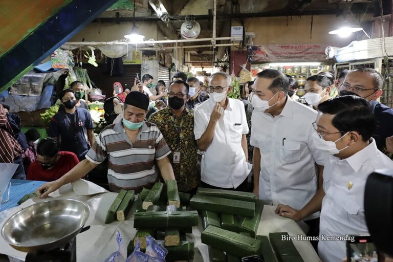 Keliling Pasar, Mendag Pastikan Pasokan Bapok Aman Jelang Lebaran