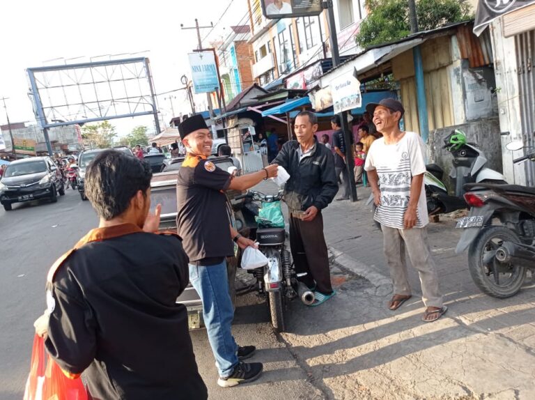 Bagikan Makanan Berbuka Puasa, Komisariat PP Sidimpuan Turun ke Jalan