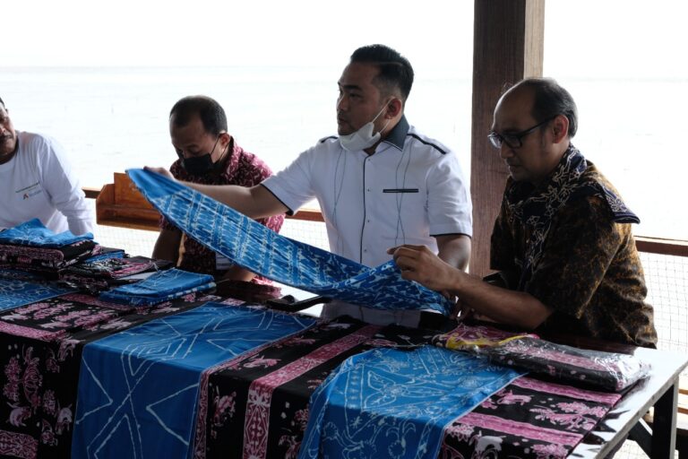 Majukan UMKM Batu Bara, INALUM Latih Ibu-ibu Buat Batik Mangrove