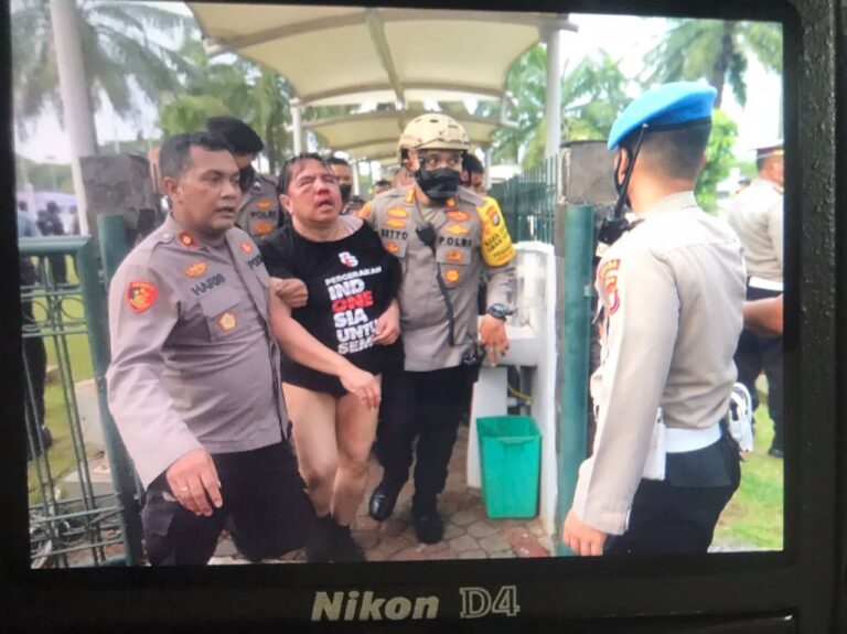 Ade Armando Dipukuli Massa di Depan Gedung DPR