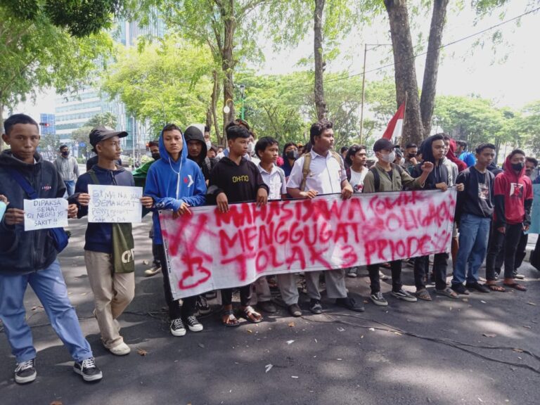 Pelajar SMA Ikut Unjuk Rasa di Gedung DPRD Sumut, Minta Jokowi Tak Susahkan Rakyat