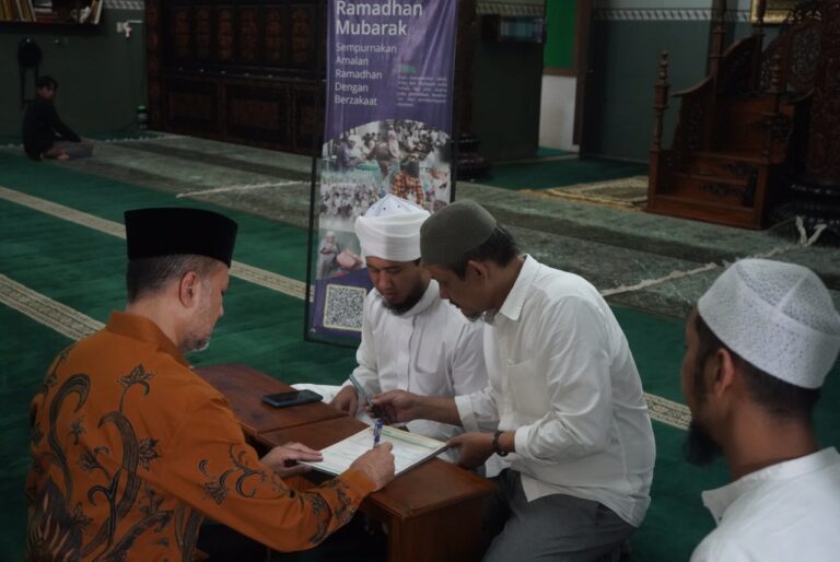 Wagub Musa Rajekshah Salurkan Zakat Mal ke 185 Penerima Manfaat