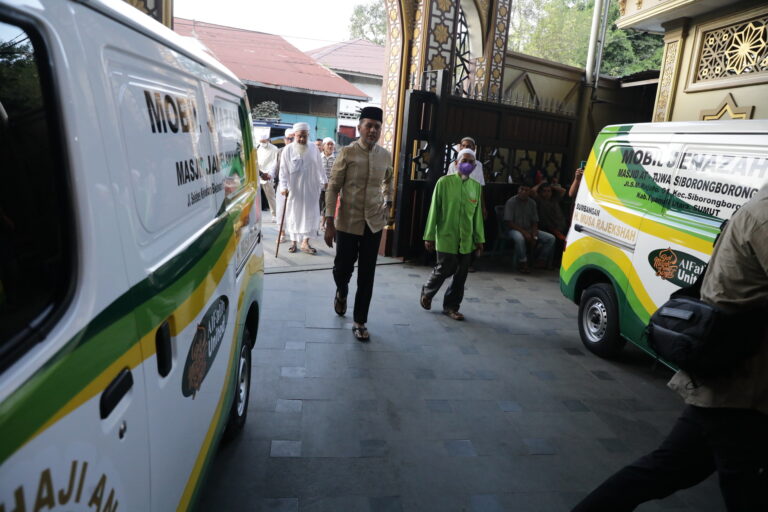 Wagub Musa Rajekshah Serahkan Mobil Jenazah ke Masjid 