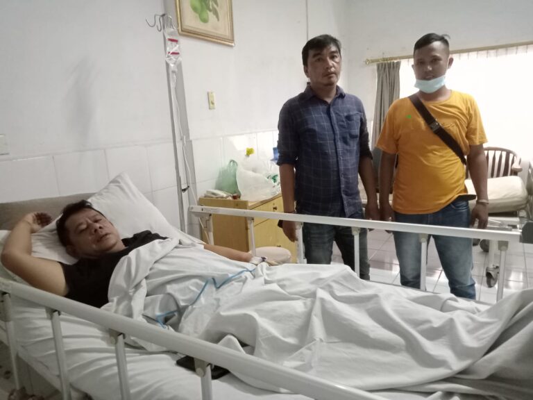 Wakil Pewarta Jenguk Ketua Pewarta Polrestabes Medan Terbaring Sakit di RS Herna Medan