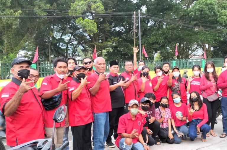 Pengurus Ranting PDI Perjuangan Kedai Durian Berbagi Takjil