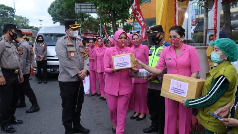 Jelang Lebaran, Kapolres Binjai Dampingi Ketua Bhayangkari Berbagi