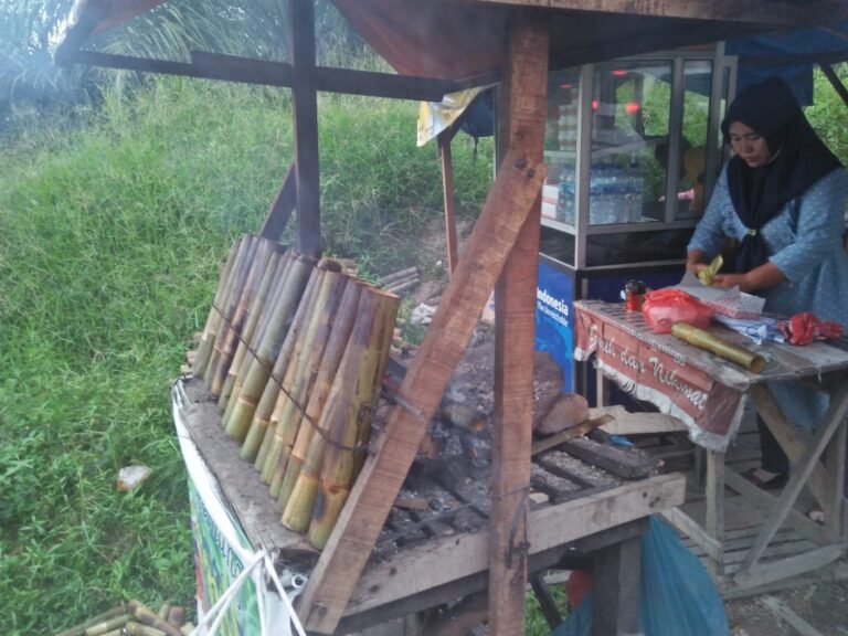 Momen Idulfitri Pedagang Lemang Kebanjiran Konsumen