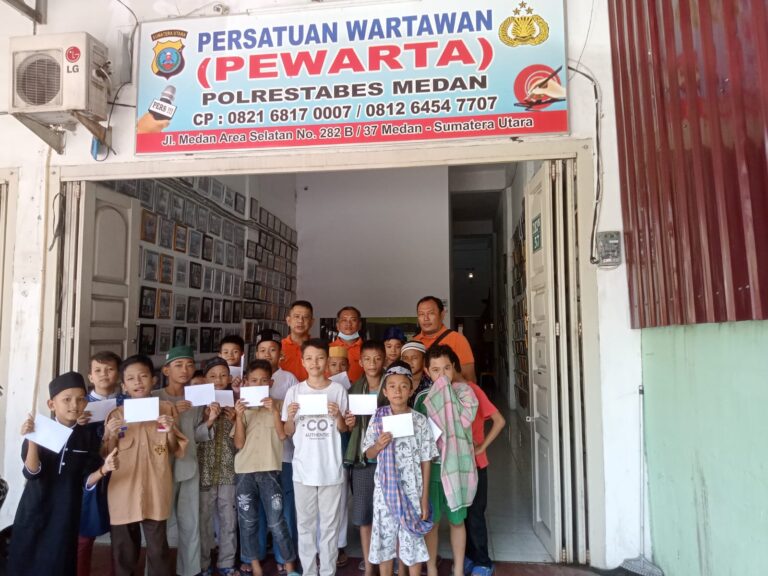 Pulih Dari Sakit, Ketua Pewarta Polrestabes Medan Bagikan Amplop Kepada Anak Yatim Piatu