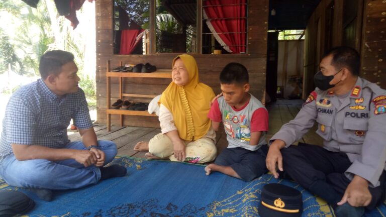 Kapolsek Tanjung Pura Berikan Tali Asih Kepada Warga Desa Pulau Banyak