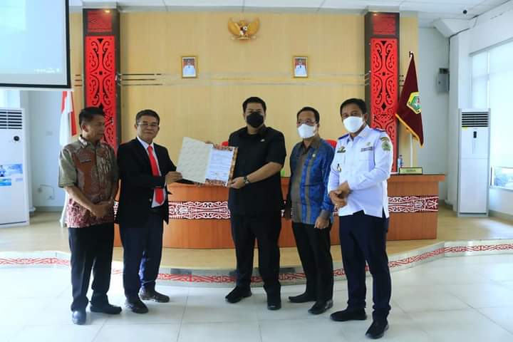 Tumbur Naibaho Hibahkan Lahan ke Pemkab Samosir