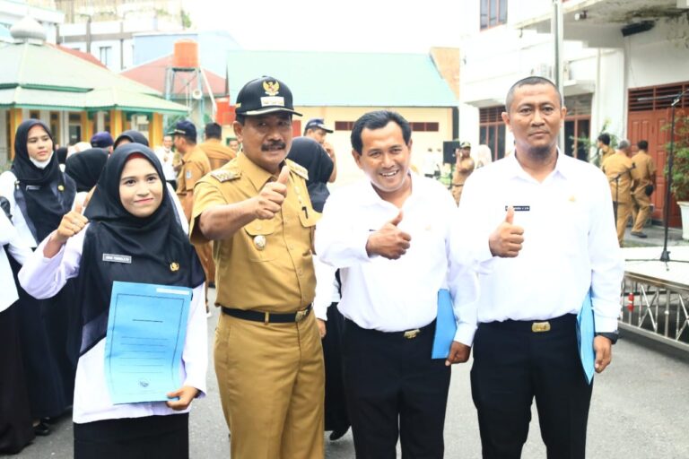 Serahkan SK Guru PPPK di Binjai, Ini Pesan Amir Hamzah