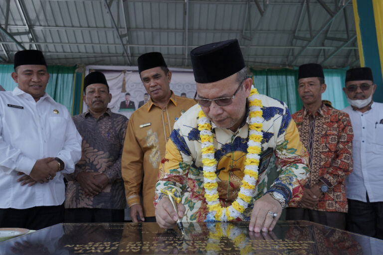 Kakanwil dan Kabid Penmad Resmikan Gedung Asrama MTsN 1 Medan