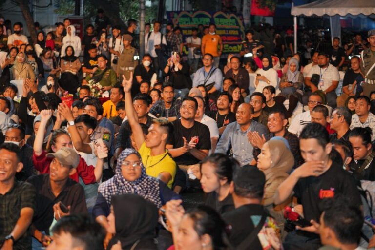 Kajari Medan Dampingi Wali Kota Duduk di Aspal Nonton Konser