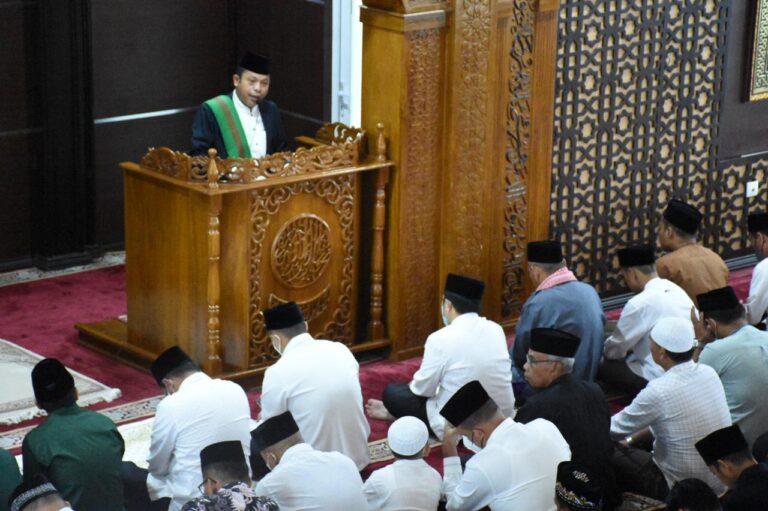 Ribuan Umat Islam Sergai Padati Masjid Agung, Bupati : Jangan Khawatir Makan Daging Sapi