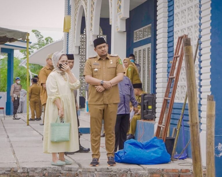 Bobby dan Keluarga Kurban 3 Ekor Sapi di Masjid Jami’ Hanifah