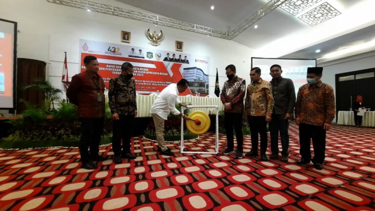 Aulia Rachman Buka Raker DPRD Medan