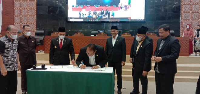 Gubsu Edy RahmayaKetua DPRD Sumut melakukan penandatanganan. (Mimbar/Ist)