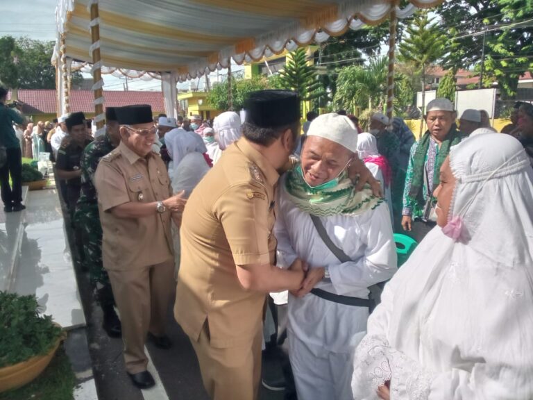 Irsan Efendi Peluk Jemaah, Semoga Jadi Haji Yang Mabrur