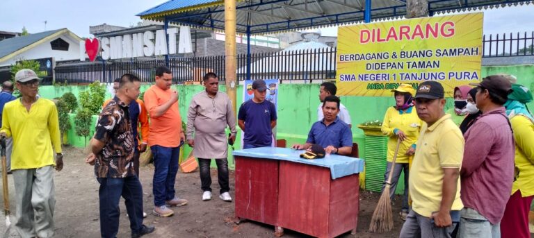 Camat Tanjung Pura Berkantor di Lokasi Tempat Pembuangan Sampah
