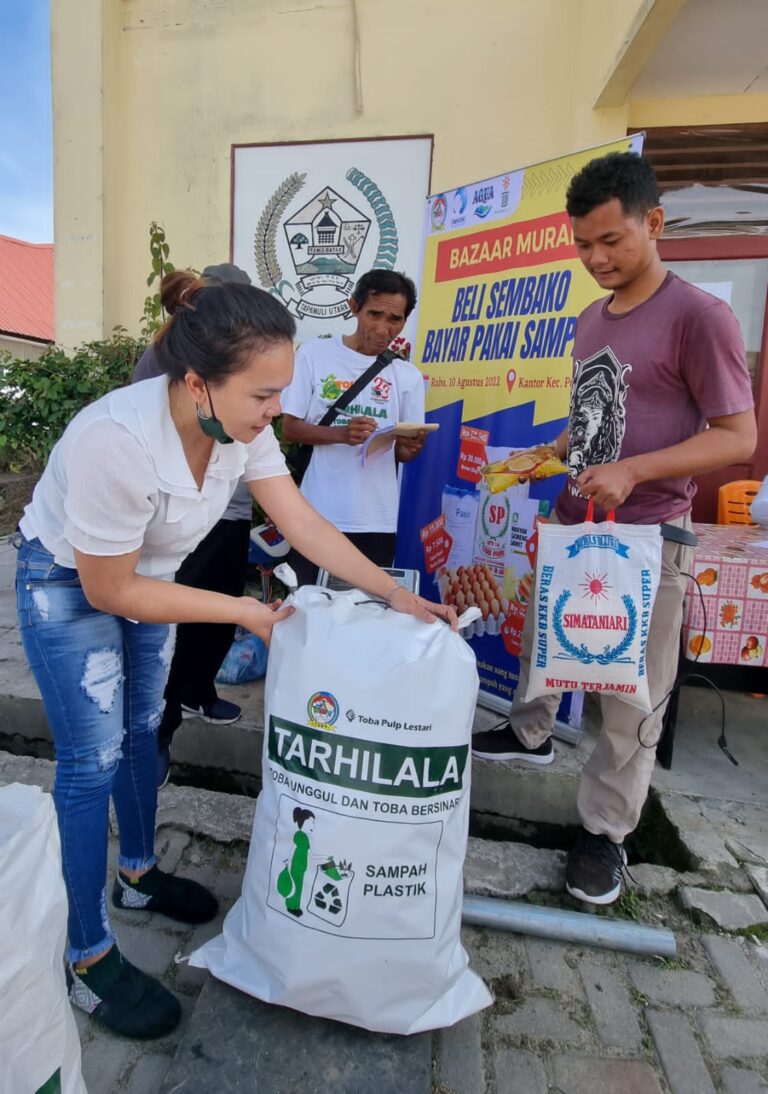 Beli Sembako Murah Pakai Sampah di Porsea