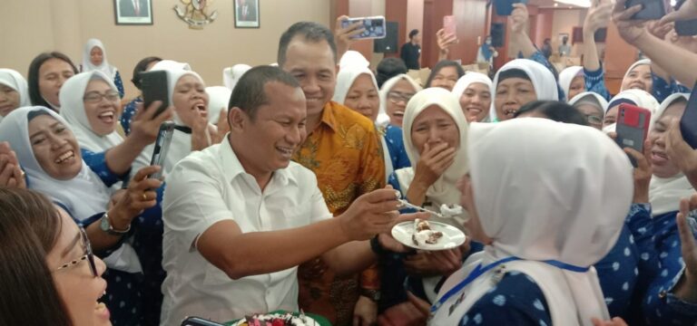 Guru PAUD Menangis Haru, Wakil Ketua DPRD Sumut Rahmansyah Sibarani Beri Kejutan Kue Ultah Himpaudi