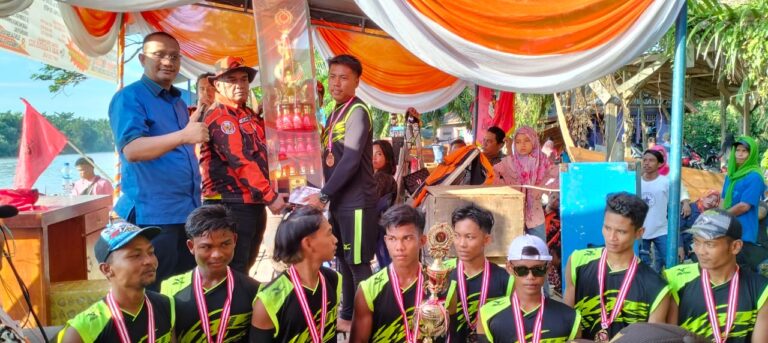 Surkani, Tiorita, Amir Hamzah Hadiri Lomba Sampan Dayung Tradisional
