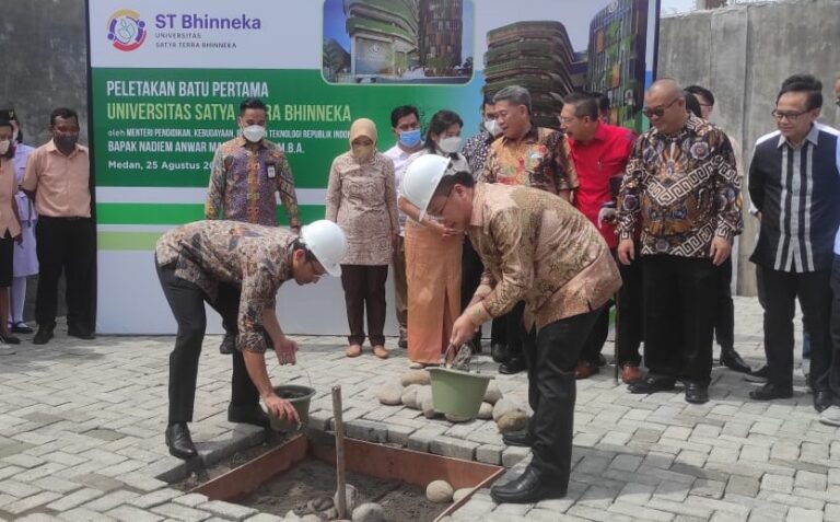 Nadiem Makarim Letakkan Batu Pertama Gedung Universitas Satya Terra Bhinneka